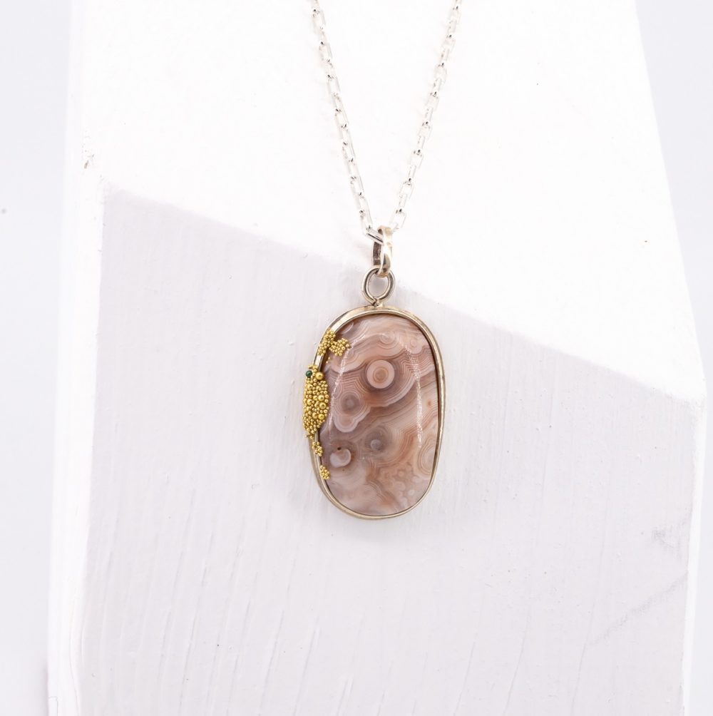 Oval agate necklace.